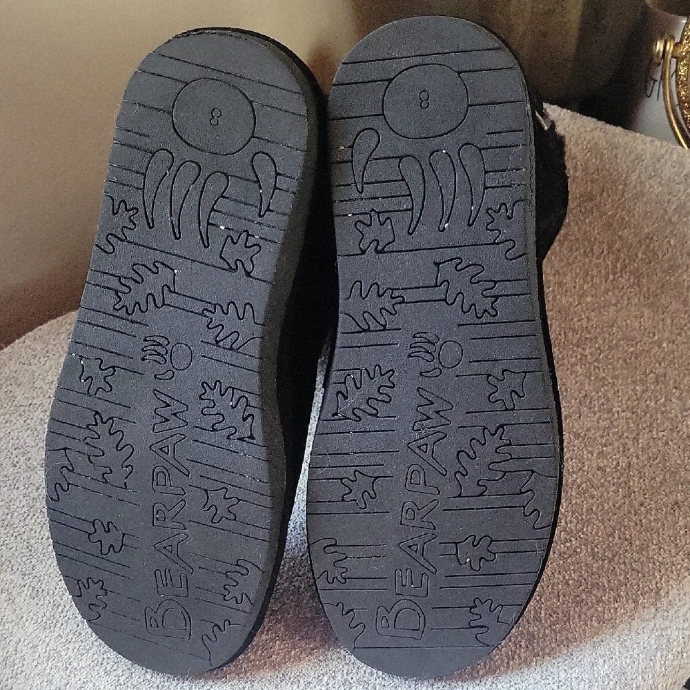 BearPaw features cozy